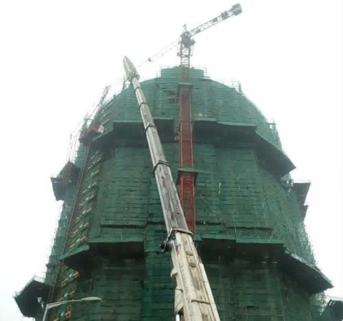 赤峰市吊车在工地上作业